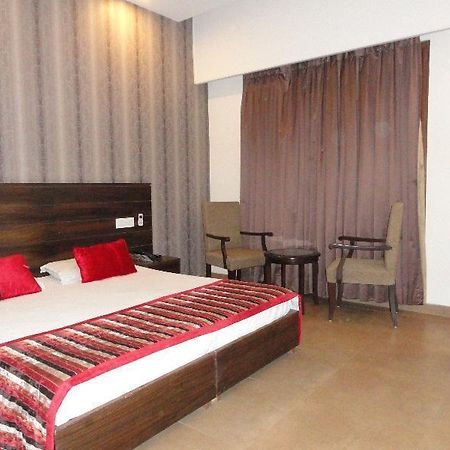 Silver Sands Hotel Csandígarh Kültér fotó