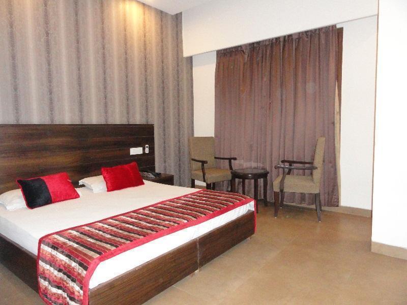 Silver Sands Hotel Csandígarh Kültér fotó